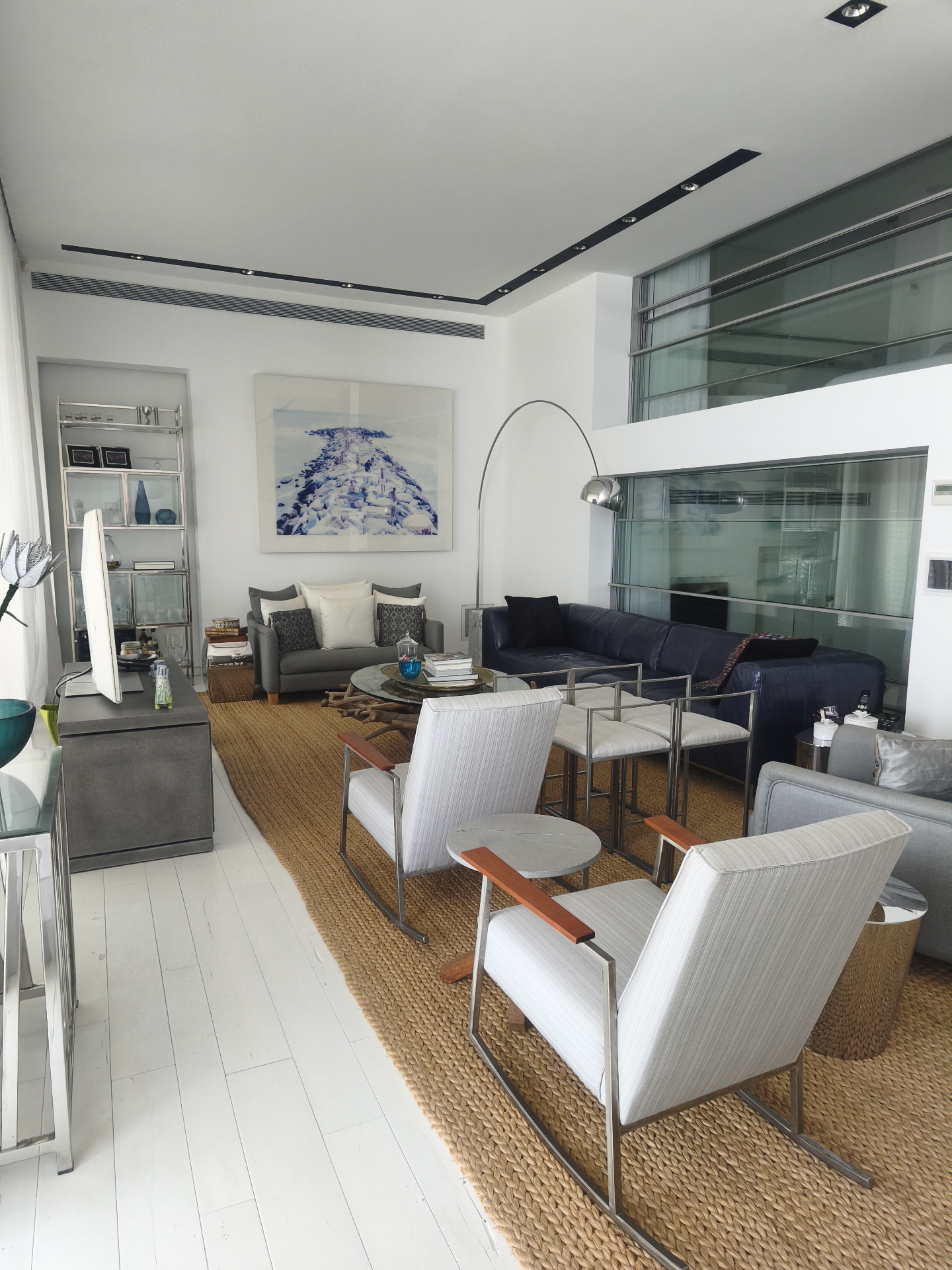 Contemporary spacious living room