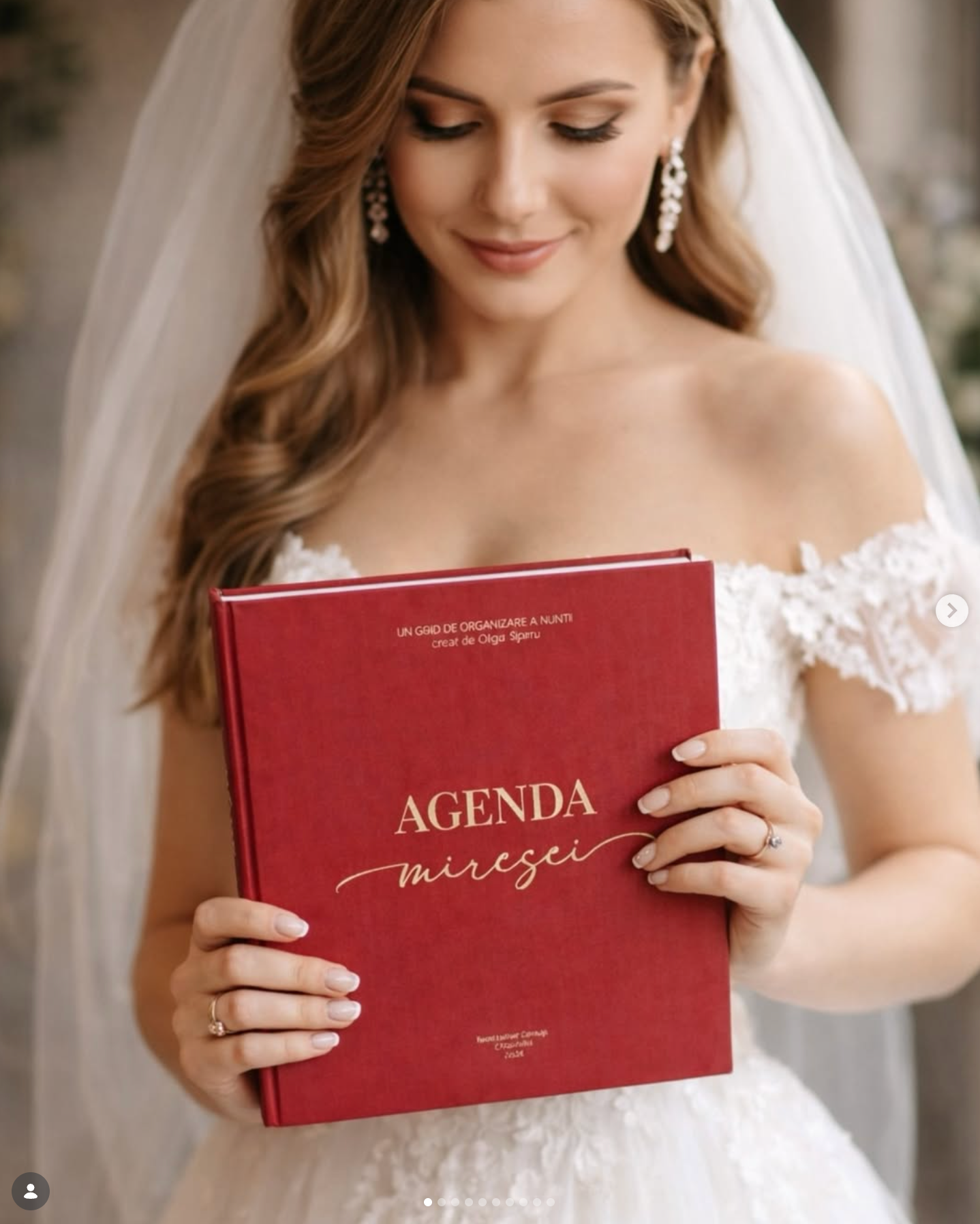 Mireasă ținând în mână Agenda Miresei